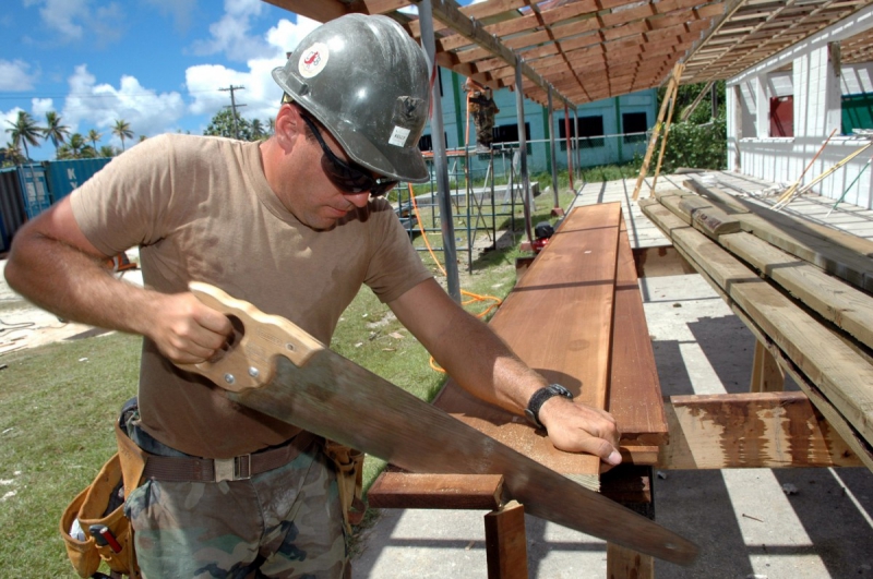 menuisier-BARJOLS-min_worker_construction_building_carpenter_male_job_build_helmet-893290